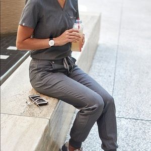 FIGS Graphite scrub set